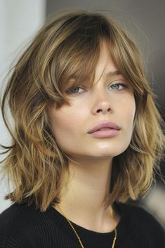 2024 Fall Hair Trends: The must-try looks for an Effortlessly chic season, fall hair trends, old money hairstyles, fall hair ideas, bob hair, textured bob, asymmetrical bob, copper hair, chocolate brown hair, honey blonde hair, layered hairstyle Bob Copper Hair, Medium Short Haircuts, Honey Blonde Hair Color, Chic Haircut, Layered Haircuts With Bangs, Choppy Haircuts, Shaggy Haircuts, Chin Length Hair, Fall Hair Trends