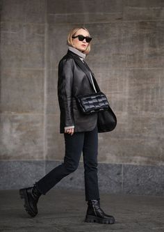 Leather Blazer And Jeans, Jeans Outfit Street Style, Black Leather Blazer Outfit, Office Outfit Inspiration, Best Work Pants, Blazer Shoes, Blazers Women, Black Leather Blazer, Fashion Business Casual