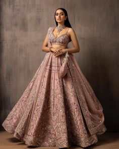 Indian Doctor, Indian Bridal Wear Red, Dresses Fairytale, Dress Ethereal, Pink Bridal Lehenga, Outfit Indian, Engagement Lehenga, Simple Lehenga, Latest Bridal Lehenga