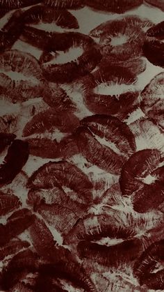 an old photo of feathers on a tablecloth that has been made into a pattern