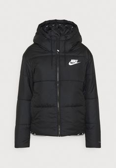 Nike Jacket Outfit, Nike Jacket Women, Nike Winter Jacket, Nike Coats, Nike Winter Jackets, Black Nike Jacket, Old School Outfits, Fila Outfit, Nike Puffer Jacket