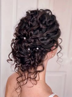 Wedding Makeup Artist Bromley | Adriana Herran MUA Mother Of The Groom Curly Hairstyles, Curly Updo With Veil, Curly Wedding Hair Updo, Wedding Curly Hairstyles, Wedding Hair Curly, Curly Hair Updo Wedding, Curly Bridal Hair, Cute Wedding Hairstyles, Curly Hair Drawing