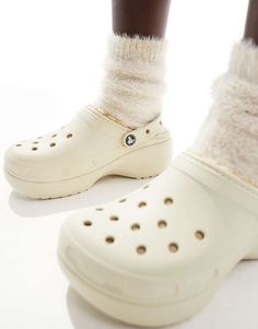 Zapatos de Crocs No hay límites Sin cierres Tira móvil en el talón para un ajuste seguro Detalle de la marca de Crocs Los orificios de ventilación ayudan a expulsar la humedad y la suciedad La plantilla Croslite se adapta a tu pie para un ajuste personalizado con mejor sujeción del arco plantar Suela ligera que no deja marcas La talla mostrada en la parte inferior de todos los Crocs corresponde al tallaje de EE. UU. Sigue nuestras guías para comprar la talla perfecta Crocs Platforms, Formal Dress Shops, Trainer Heels, Going Places, Leggings Sale, Wide Jeans, White Trainers, Swimwear Sale, Maxi Dress Trend