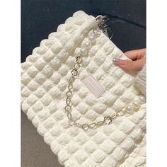 SPECIFICATIONSBrand Name: Hana LauHandbags Type: Shoulder BagsTypes of bags: Shoulder & HandbagsMain Material: PolyesterLining Material: PolyesterShape: BucketPlace Of Origin: GUANG DONG ProvincePlace Of Origin: GUANG DONG ProvinceOrigin: Mainland ChinaCN: GuangdongHardness: SOFTPattern Type: SolidInterior: No PocketDecoration: CHAINSExterior: NONEOccasion: VersatileClosure Type: zipperGender: WOMENStyle: fashionModel Number: q52709Number of Handles/Straps: Single