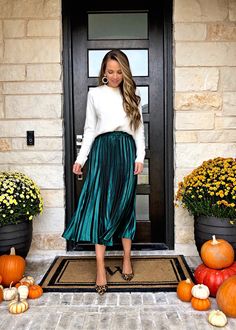 Green Pleated Skirt, Pleated Skirt Outfit, Chique Outfit, Trendy Christmas Outfits, Outfits Dressy, Midi Skirt Outfit, Christmas Party Outfit, Christmas Outfits Women