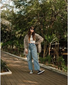 Ray Ban Wayfarer Women, Looks Com All Star, Jeans Blazer Outfit, La Outfit, Chubby Style, Normcore Fashion, Mom Jeans Outfit, Ray Ban Wayfarer, Comfy Outfit