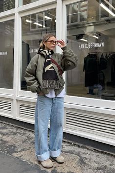 #fashioninspiration#fashiontrends2024#fashiontrendsoutfits#backtoschool#outfit#schooloutfitideas Birkenstock Clog Outfit, Birkenstock Boston Outfit, Birks Outfit, Clog Outfit, Amsterdam Outfit, Chica Chola, Boston Outfits, Dinner Outfit Casual, Birkenstock Outfit