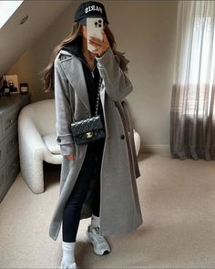 Long Grey Coat Outfit, Grey Coat Outfit Winter, Winter Hoodie Outfit, Coat Outfits For Women, Grey Coat Outfit, Long Coat Outfit, Grey Winter Coat, Long Grey Coat, Winter Coat Outfits