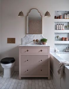 a bathroom with a sink, toilet and bathtub in it's center area