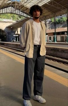 European Street Style Men, Thrifted Guy Outfits, Guy Fall Fits, Men’s Aesthetic, Boyfriend Outfits Men, Loose Fit Outfit Men, Men’s Outfit Aesthetic, It Boy Outfit, Boy Fits Aesthetic