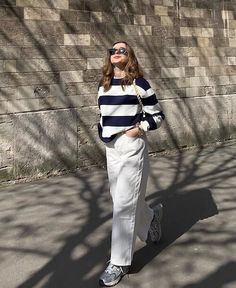 Are you looking for the best wide leg jeans outfit ideas? Check this post for the best style tips on how to style wide leg jeans for different occasions, what to wear with wide leg denim jeas, and the trendiest wide-leg jeans outfit ideas to copy.