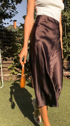 What Color Goes With Brown, Silk Midi Skirt Outfit, Satin Skirt Outfit Summer, Brown Skirt Outfit, Slip Skirt Outfit, Silk Skirt Outfit, Silk Dresses Outfit, Brown Pants Outfit, Brown Boots Outfit