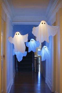 Halloween Decorated Hallway, Hall Halloween Decorations, Light Up Halloween Decorations, Halloween Decor At Home, Halloween Hallway Decorations Entryway, Best Halloween Decorations Outside, Halloween Party Ideas Decor, Halloween Cute Decor, Diy Halloween Decorations For Office