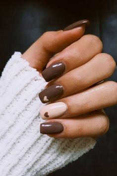 Nail Marrone: la tendenza autunno-inverno per le tue unghie Brown Nails Design, Simple Fall Nails, November Nails, Fall Gel Nails, Cute Nails For Fall, Beige Nails, Simple Gel Nails, Thanksgiving Nails, Brown Nails