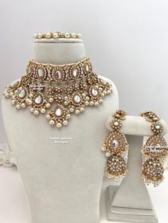 Premium quality elegant Kundan choker comes with Jhumki Earrings with attached saharey and Tikka/ Indian Jewelry/Premium Quality Polki and Kundan Jewelry/bridal necklace/golden white/Pearls All items are shipped from Brampton, Ontario, Canada. If you need your item by a certain day, please reach out to us for express delivery option before placing the order so that we can update the shipping for you. Standard shipping/delivery timeline Below are the delivery timeline estimates. We dispatch all o Wedding Kundan Jewelry Sets With Pearl Drop, Heavy Pearl Kundan Necklace For Wedding, Meenakari Pearl Jewelry Sets For Wedding, Wedding Pearl Meenakari Jewelry Sets, Wedding Pearl Jewelry Sets With Meenakari, Wedding Meenakari Pearl Jewelry Sets, Pearl Jewelry Set For Wedding And Diwali, Pearl Bridal Sets With Meenakari For Wedding, Heavy Pearl Bridal Necklace For Wedding