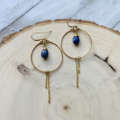 These Lapis Lazuli third eye chakra earrings are the perfect boho chic geometric dangle earrings! Awesome stocking stuffers for mom or Christmas gifts for a girlfriend!  This is a pair of lovely modern brass lapis lazuli earrings that I made using brass wire, lapis lazuli, brass jump rings, and brass ear wires. These earrings would go great with any casual or formal attire. All orders ship the next business day.  ......... Back to the shop: www.etsy.com/shop/samesunsetdesign Follow Me:  * IG: @samesunsetdesign * FB: https://www.facebook.com/samesunsetdesign Thank you so much for visiting my shop!  All my jewelry is handmade with great care and love, using only quality materials.  Please let me know if you have any questions as I am happy to answer all inquiries. Chakra Earrings, Witchy Earrings, Stocking Stuffers For Mom, Lapis Lazuli Earrings, Mothers Day Gifts From Daughter, Christmas Gifts For Girlfriend, Third Eye Chakra, Formal Attire, Christmas Gifts For Mom