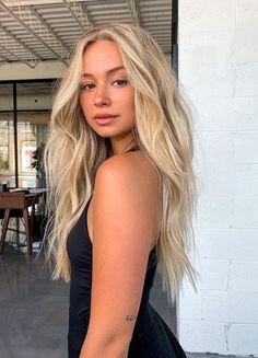 This natural blonde has the perfect lived-in look. With dark blonde roots and ultra light and ashy blonde base. Want to wear our hair but take it our when you are at home? Meet your dream clip-in set. Just like our pro hair, these extensions are built to last. SUPER THICK FROM ROOT TO TIP LENGTH 20 inches 160 Grams 1 x 10" weft with 4 clips 1 x 8" weft with 3 clips 1 x7" weft with 3 clips 1x5" weft with 3 clips 2x3 weft with 2 clips 2x1 weft with 1 clip Ouielle Hair is European cuticle hair. Thi Dark Blonde Roots, Ashy Blonde, Blonde Roots, Natural Blonde