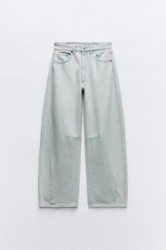 Trendy Zara Jeans With Five Pockets, Trendy Zara Wide Leg Jeans, Trendy Zara Jeans With Relaxed Fit, Trendy Zara Relaxed Fit Jeans, Zara Trendy Relaxed Fit Jeans, Zara Wide Leg Light Wash Bottoms, Zara Jeans For Spring Streetwear, Zara Straight Leg Jeans For Streetwear, Zara Cotton Jeans For Streetwear