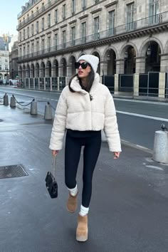 Leggings Casual Outfit, Uggs Outfit Winter, Black Leggings Casual, Leggings Outfit Ideas, Outfit With Uggs, Outfit Botas, Leggings Outfit Casual, Winter Boots Outfits, Cozy Oversized Sweaters