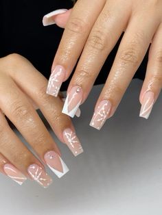 French Tip Acrylic Nails For Christmas, Baddie Nail Designs Square, Basic Xmas Acrylic Nails, Christmas Nail Sets White, Medium Acrylic Nails Christmas, Shorties Nails Square Winter, Christmas Nail Inspo French Tip, Short Square Acrylic Christmas Nails, Christmas Nails Medium Length Square