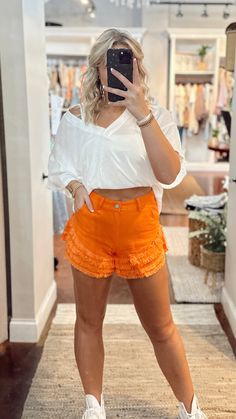 Sashay your way to style with our Walk This Way Ruffle Shorts! The stylish ruffle-accent denim gives you a look that's both fashionable and full of fun. Get your pair today and strut your stuff! 53% Tencel |36% Cotton | 8% T400 | 3% Spandex Model is wearing a size medium. Ut Vols Gameday Outfit, Tennessee Vols Outfit, Clemson Gameday Outfit, Auburn Gameday, Tennessee Outfits, Gameday Fits, College Gameday Outfits, Fb Games, Gameday Outfits