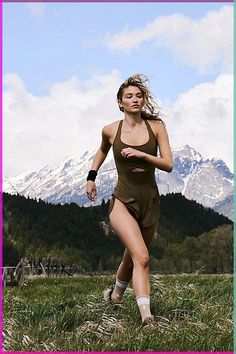 Free People Athleisure, Sportwear Photography, Running Front View, Gemini Rising Aesthetic, Righteous Runsie, Running Poses, Colorado Photoshoot, Athleisure Photoshoot, Ny Marathon