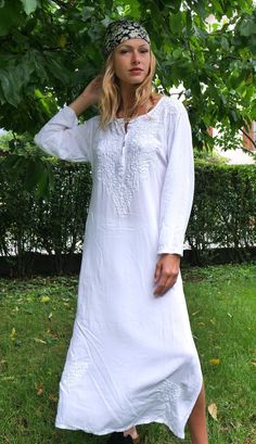 COMFORTABLE white beach dress with handmade cotton embroidery is very easy to wear. this super soft cotton is very pleasant especially in summer! for a beach outing with a swimsuit, by the pool, in the evening for a restaurant with jeans or shorts! .. VERSATILE soft 100% cotton white dress is very popular beach tunic for lazy days in your house, to go shopping or even for a party.. the embroidery is incredible. it is an elegant piece, which requires a unique know-how. TIMELESS classic casual women dresses. Summer cotton tunic with hand embroidery for beach, wedding, or city wear. Elegant and simple, to wear in all circumstances. This is an ancestral Indian HANDMADE thechnique embroideries. Model size: 168 CM 38/40: Shoulder: 41 CM Bust size: 100CM Sleeve: 50 CM Length: 107 CM 42: Shoulder: White Cotton Beach Dress, White Tunic Beach Dress, White Bohemian Tunic With Chikankari Embroidery, Casual White Cotton Beach Dress, White Chikankari Embroidery Summer Tunic, White Cotton Tunic With Floral Embroidery, Spring Beach Tunic With Chikankari Embroidery, White Cotton Tunic For Beach Cover-up, Casual Embroidered White Tunic