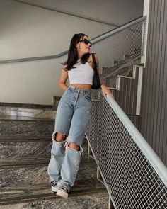 basic style wide leg cropped branco aesthetic outifit all star look tumblr poses para Instagram foto na escada rani Deusdara Neat Casual Outfits, Insta Poses, Ripped Jeans Outfit, Cute Outfits With Jeans, Elegante Casual