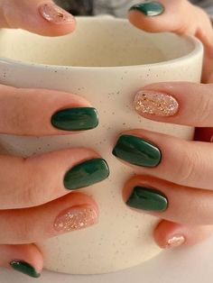 Winter Korean Nails: festive green Nail Emerald Green, Festive Green Nails, Fall Season Nails Green, Nail Design Green And Gold, Christmas Nails Multi Color, December Gel Nails Short, St Patricks Day Nails Gel Short, Fun Nails Winter, Green Manicure Short Nails