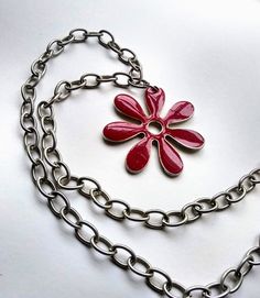 Amazing funky flower necklace. Red enamel pendant.  Chunky stainless chain. True vintage 90s does 60s.  Bold retro style. Groove is in the ❤️ Trendy Red Metal Necklace, Trendy Red Metal Necklaces, Red Retro Metal Jewelry, Retro Red Metal Jewelry, Vintage Red Chain Necklace, Silver Flower Necklace, 60s Style, Y2k Boho, Necklace Red