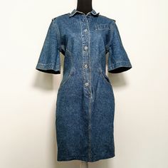 A nice Byblos summer vintage denim dress, perfect for an easy chic style outfit Byblos Short sleeve denim dress 100% cotton fabric Size 42 IT Vintage late 1970s - early 1980s Made in Italy Byblos 1980s denim dress, with short sleeves and shirt collar. The Byblos denim dress is made with great care to detail, starting with the stitching that draws an hourglass shape to emphasize the narrower waist. On the back, large pockets are reminiscent of work overalls and many Seventies denim garments. Clos Retro Cotton Denim Dress With Pockets, Vintage Medium Wash Denim Dress With Pockets, Vintage Denim Blue Denim Dress With Pockets, Vintage Washed Denim Dress For Spring, Spring Vintage Washed Denim Dress, Vintage Blue Denim Dress With Pockets, Retro Summer Cotton Denim Dress, Vintage Blue Dresses With Pockets, Vintage Knee-length Denim Dress For Summer