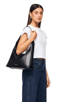 From the AXL Collection, The Becca by Nakedvice is a leather handbag crafted from smooth box leather. Its softly structured shape provides ample space for all your essentials. The black handbag is adorned with panel detailing and our Nakedvice logo in silver hardware, offering effortless chic that will last for seasons to come.



 Colour: BLACK Structured Hobo Bag For Daily Use, Black Structured Soft Leather Bag, Modern Rectangular Hobo Bag With Silver-tone Hardware, Modern Formal Hobo Bag, Sleek Formal Hobo Bag, Modern Black Hobo Bag With Smooth Grain, Versatile Leather Hobo Bag, Minimalist Structured Bag, Sleek Leather Shoulder Bag With Smooth Grain