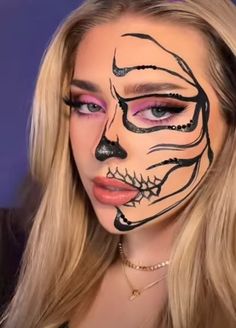 Hallowen Meka Up, Haloween Mackup Ideas Simple, Half Skull Makeup Halloween, Hallowen Ideas Makeup, Simple Skull Makeup, Half Skeleton Makeup, Crazy Halloween Makeup, Half Skull Makeup, Skull Face Makeup