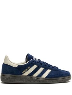 Find ADIDAS Handball Spezial Night Indigo Sneakers on Editorialist. navy blue suede logo stamp at side contrasting heel counter signature 3-Stripes logo round toe front lace-up fastening logo patch at the tongue branded insole gum-rubber sole These styles are supplied by a premium and authenticated sneaker marketplace. Stocking only the most sought-after footwear, they source and curate some of the most hard to find sneakers from around the world. Non Basic Shoes, Adidas Spezial Navy Blue, Navy Blue Sambas, Navy Sneakers Outfit, Navy Sambas, Navy Blue Outfit Ideas, Navy Blue Clothes, Blue Sambas, Adidas Special