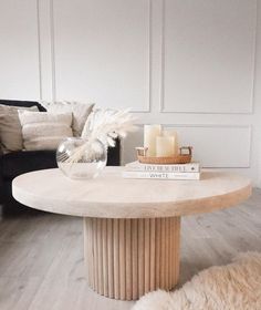 Discover these DIY coffee table ideas that can be created on a budget. Recreate a designer dupe or upcycle an existing piece. Diy Coffee Table Ideas, Midcentury Glam, Coffee Table Ideas, Interior Design Per La Casa, Table Decor Living Room, Diy Coffee Table, Diy Coffee, Diy Furniture Table, Decor Home Living Room