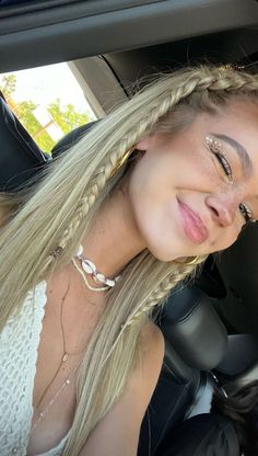 Hairstyles For Long Hair Curls Elegant, Festival Hairstyles Half Up Half Down, Hair Down With Braids On Top, Cute Hairstyles For Medium Hair With Braids, Concert Hairstyles Fine Hair, Morgan Wallen Concert Hairstyles, Two Loose Braids Messy, Skrillex Concert Outfit, Tiny Front Braids