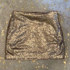 Super Cute Sequin Mini Skirt! Gold Sparkle Skirt, Gold Sparkly Outfit, Gold Glitter Skirt, Gold Skirt Outfit, Sparkle Skirts, Gold Mini Skirt, Yellow Mini Skirt, Sparkly Outfits, Glitters Skirt