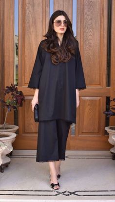 Pakistani Dress Design Ideas Casual, Plain Black Shalwar Kameez Women, Pakistani Dresses Casual Black, Plain Pakistani Kurti, Shalwar Kameez Design For Girl, Solid Eastern Wear, Casual Shalwar Kameez Designs For Women, Black Shalwar Kameez For Girl, Dress Pakistani Style Simple