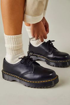 Doc Martens School Shoes, Doc Martens Dress Shoes, Low Top Doc Martens Outfit, Cute School Shoes, Low Top Doc Martens, Dr Martens Shoes Outfit, Low Doc Martens, Doc Martens Oxfords, Chunky Oxfords