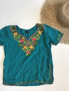 This top is in great condition and it's super soft cotton with stunning floral embroidery. It's best fitted for a 4-6 year old with measurements provided in the photos for an accurate fit. It's the perfect little hippie top to tuck into ol' Levis or bloomers ✌🏽 (5) Woodstock Style, Hippie Kids, Hippie Blouse, Hippie Baby, Hippie Top, Vintage Girls Dresses, Blouse Cotton, Jumpsuit For Kids, Hippie Tops