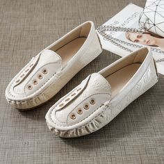 Casual Beach Loafers, Casual Flat Boat Shoes For Summer, Casual Summer Beach Loafers, Casual Boat Shoes With Round Toe For Summer, Casual Summer Boat Shoes With Round Toe, Summer Slip-on Closed Toe Moccasins, Casual Leather Moccasins For Summer, Casual Leather Boat Shoes For Summer, Casual Slip-on Summer Boat Shoes