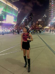 Mini Skirt Outfit Party, Girls Boots Outfit, Wallows Concert Outfit, Black Mini Skirt Outfit Night, Outfit Ideas Mini Skirt, Leather Skirt Outfit Party Night, Drake Outfit, Leather Mini Skirt Outfit, Rap Concert Outfit