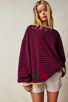 So cool and classic, this timeless crewneck is featured in an oversized, slouchy silhouette and staple striped print with contrasting hems for added dimension. **Fit:** Relaxed, oversized fit **Features:** Crew neckline, dropped shoulders, contrast hems **Why We | Classic Striped Oversized Crewneck by We The Free at Free People in Red, Size: S Oversized Striped Sweater, Oversize Pullover, Pull Oversize, Oversized Crewneck, Striped Sweatshirts, Elegante Casual, Estilo Chic, Oversized Pullover, Urban Chic