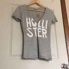 Hollister T-Shirt Nwt Size Xs Casual V-neck Tops With Text Print, Gray V-neck Tops With Letter Print, Trendy Gray V-neck T-shirt, White V-neck Top With Text Print, Movie Ideas, Hollister Tops, V Neck Tee, Top Tee, Gray White