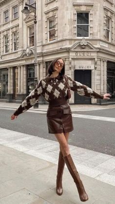 Winter Date Night Outfits, Moda Paris, Miniskirt Outfits, Brown Outfit, Mode Casual, Paris Outfits, Autumn Outfits, Mode Inspo, Looks Chic