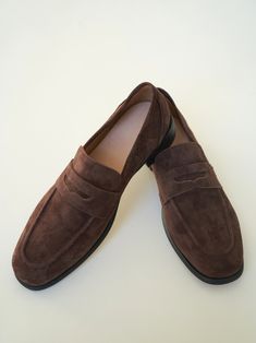 Details Whether you're heading to the office or out on weekend errands, this sleek loafer is ready to keep your feet comfortable for the day. Soft hand-finished leather or suede leather upper Breathable soft fabric suede lining High traction flexible lightweight rubber outsole Heel Height: 1/3 Inch Shipping & Return Free US shipping on orders over $100.Free International shipping on orders over $300. For more details click HERE. Green Shoulder Bag, Brown Suede Loafers, Blazer And Shorts, Suede Loafers, Card Bag, Boot Bag, Soft Hand, Green Bag, Shoes Men