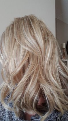 Vanilla Hair Color, Vanilla Hair, Blonde Foils, Angled Bob Hairstyles, Colors Hair, Layered Haircuts For Medium Hair, Layered Hairstyles, Choppy Bob Hairstyles, Choppy Bob