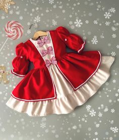 This red and beige Christmas dress, adorned with red and white bows, might be the cutest dress you've ever seen.The button and elastic detail on her sleeves and the ruffle on its skirt are some of the details that make it special. -The dress is lined with 100% cotton fabric. -Invisible long zipper allows easy dressing -It has long ties extending from both sides of the waist. These ties provide a customizable fit and are ideal for growing children. Beige Christmas Dress, Christmas Dress For Baby Girl, Infant Christmas Outfit, Christmas Outfit Kids, Christmas Dress For Baby, Red Dress Cute, Beige Christmas, Dress For Baby Girl, Xmas Outfit