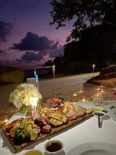 Romantic Beach Date Night, Dinner Date Romantic, Romantic Dinner Aesthetic, Beach Date Aesthetic, Romantic Beach Picnic, Date Aesthetic, Dream Dates, Date Night Dinners, Beach Dinner