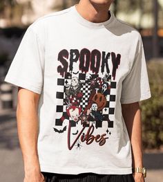 Camisetas Unisex de Halloween: Ideales para un regalo especial. Confeccionada con algodón hilado en anillos, suave y duradero, esta camiseta es cómoda de usar durante todo el año. El corte clásico y el escote redondo ofrecen un estilo versátil adecuado para cualquier ocasión, formal o semiformal. Perfecto para cualquiera que busque un regalo único y reflexivo para un ser querido, especialmente relevante para cumpleaños, aniversarios y el Día de San Valentín. *Cómo realizar la compra Para realizar su compra selecciona el color y la talla de una playera y la añade a su carrito. Para la segunda prenda repite el proceso. Las playeras Unisex son de corte recto por lo que puede servir tanto a hombre como mujer, las de mujer presentan corte siluetado y más ajustado al cuerpo. *Tallas de las camis White Grunge T-shirt For Halloween, White Grunge Tops For Halloween, Retro White Tops For Halloween, Retro White Top For Halloween, Spooky White Graphic Print Top, Unisex Shirt, Gender Neutral, Bathing Beauties, Adult Outfits